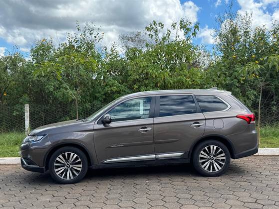 MITSUBISHI OUTLANDER 2.2 MIVEC DI-D DIESEL HPE-S AWD AUTOMÁTICO MITSUBISHI OUTLANDER 2.2 MIVEC DI-D DIESEL HPE-S AWD AUTOMÁTICO